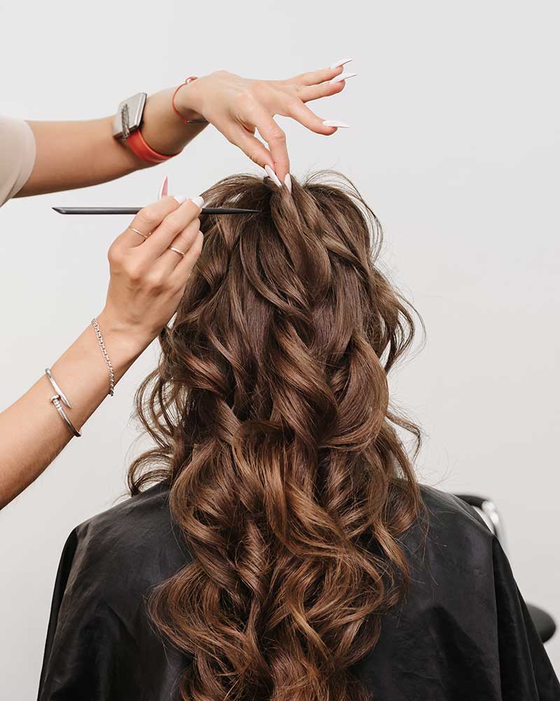 Estilista creando peinado profesional