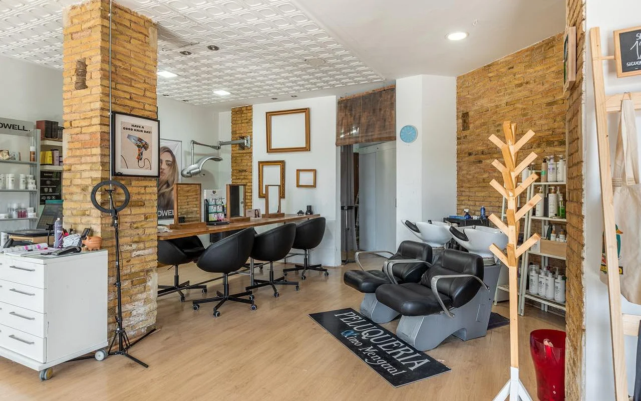 Interior moderno del salón Aura Studio